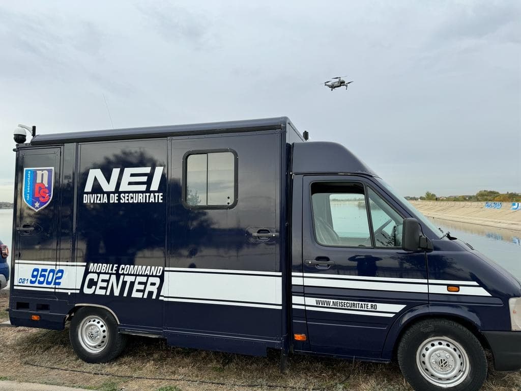 Autoutilitara Mobile Command Center a NEI, cu o dronă în zbor deasupra